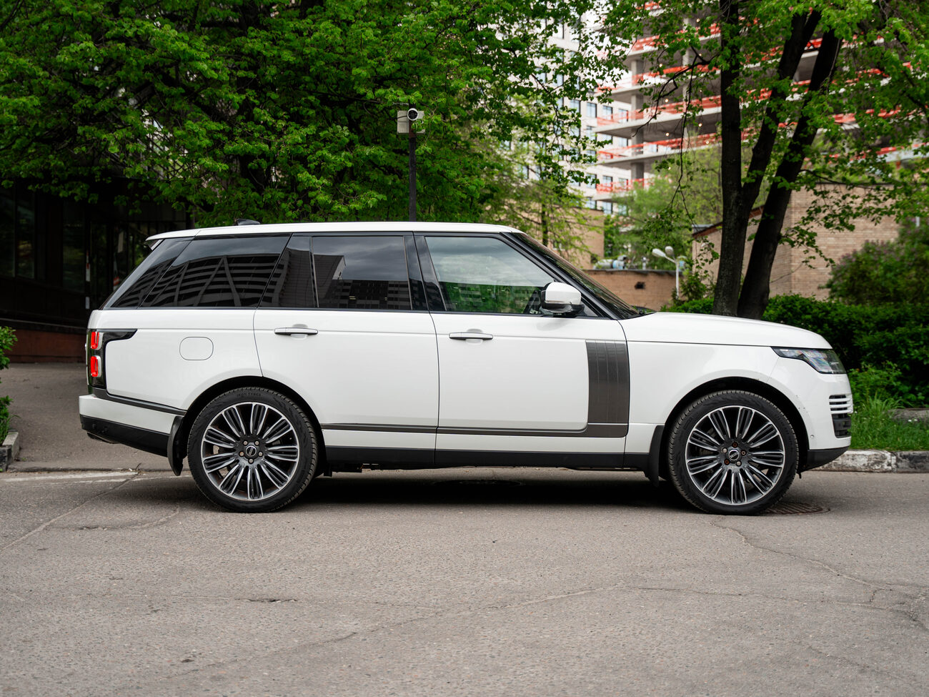 купить LAND ROVER RANGE ROVER  2021 белый в Москве