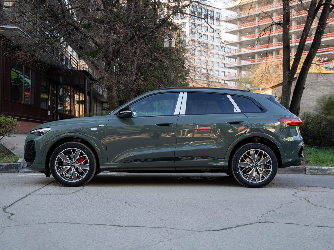 купить AUDI Q5L 2025 серо-зеленый в Москве