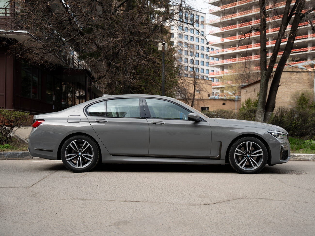 купить BMW 730D xDrive 2020 серый  в Москве