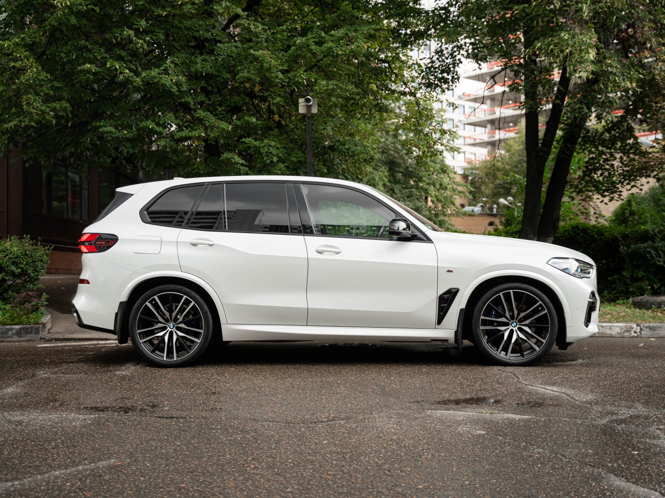 купить BMW X5 M50i 2020 белый в Москве
