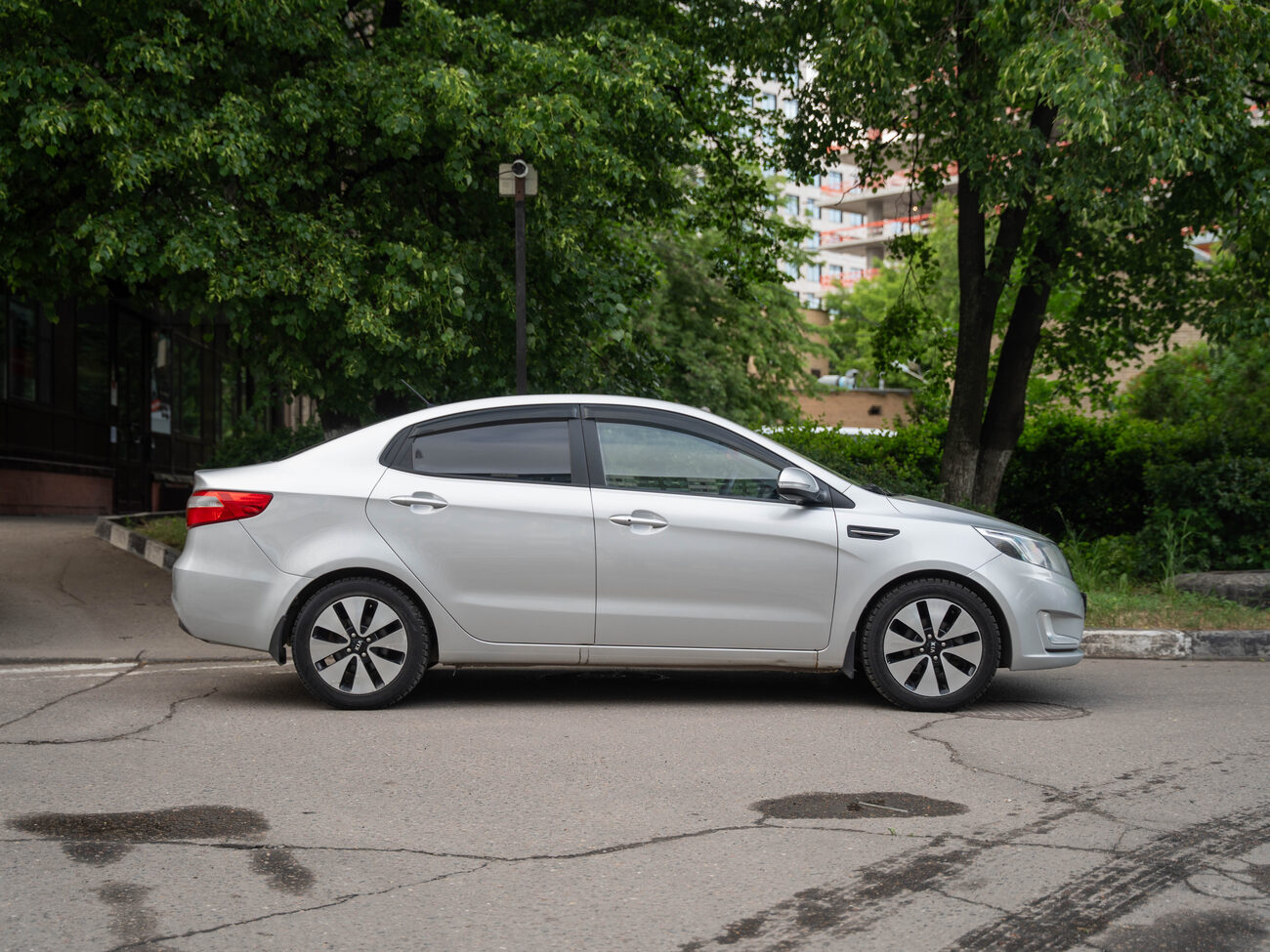 купить KIA RIO 2013  серебристый в Москве