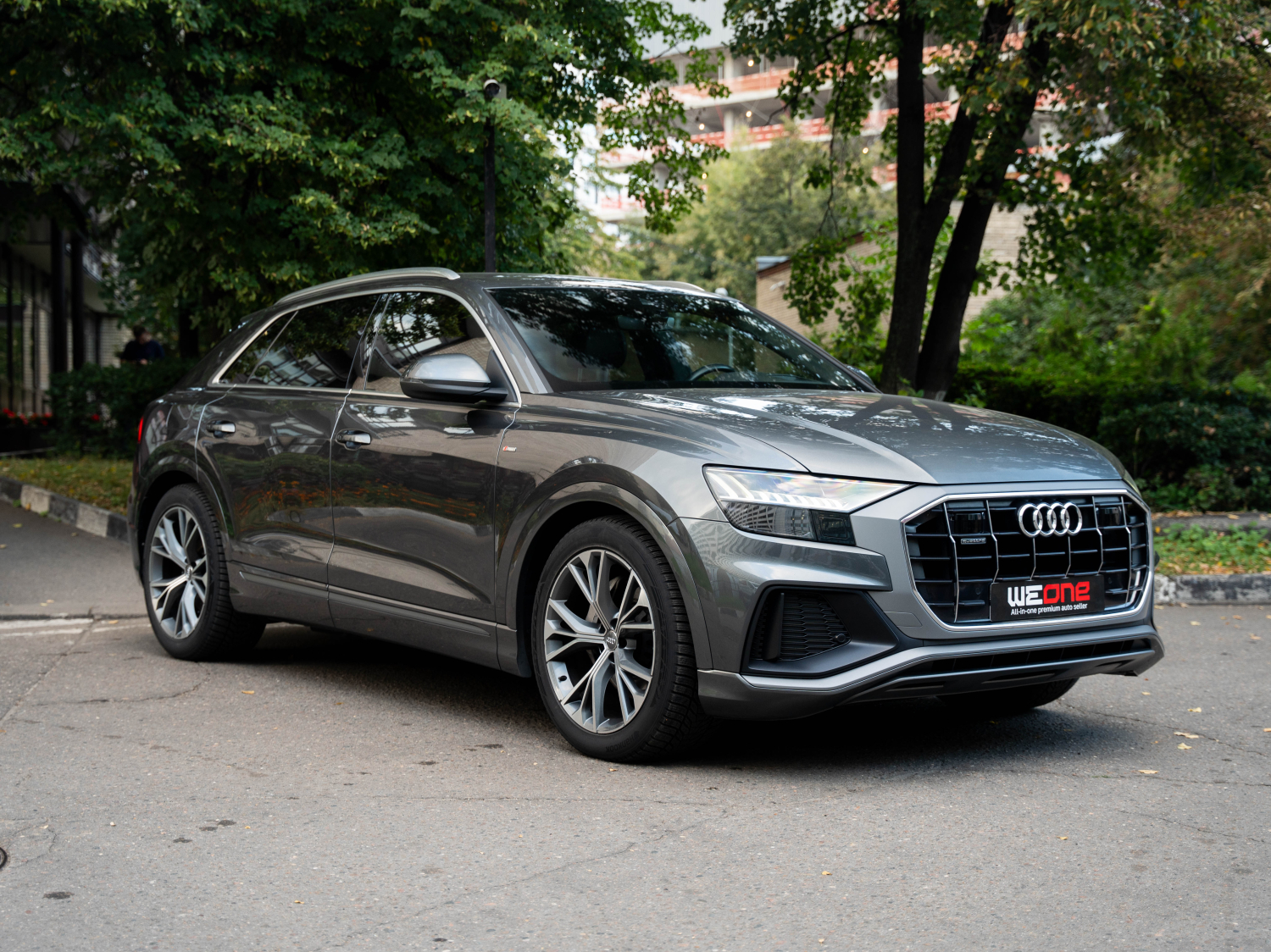 Audi Q8 2019 серый    