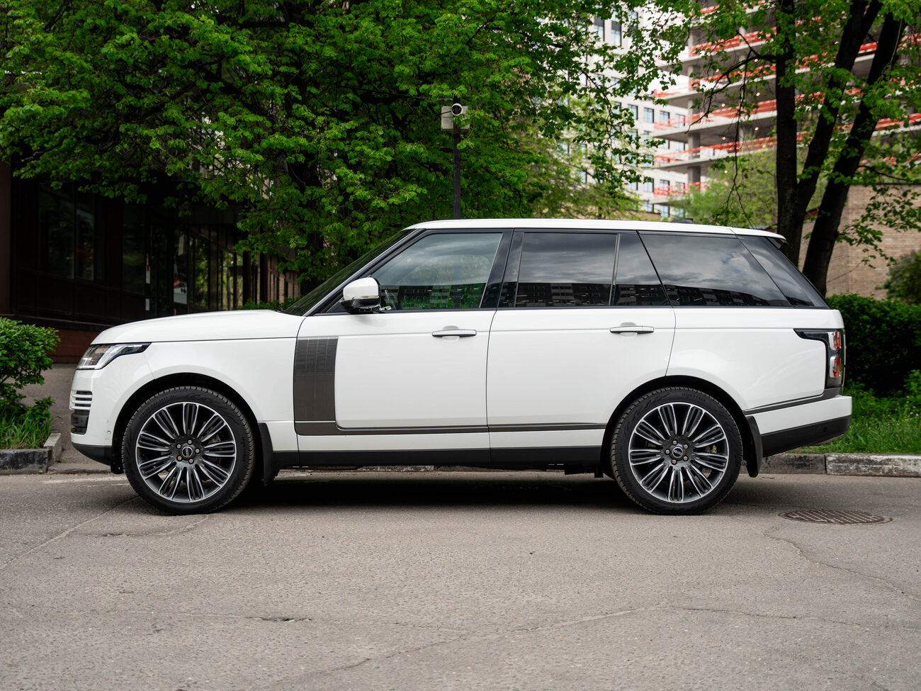 купить LAND ROVER RANGE ROVER  2021 белый в Москве