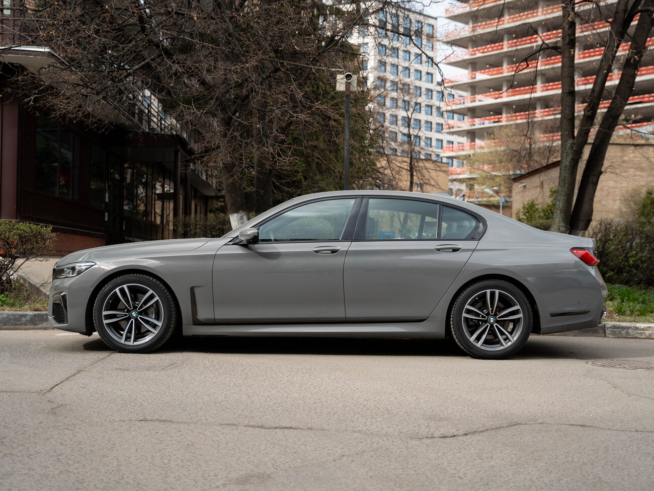 купить BMW 730D xDrive 2020 серый  в Москве