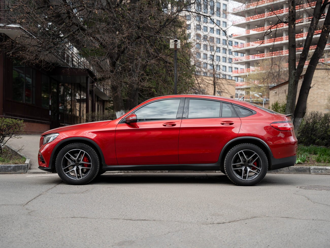 купить MERCEDES-BENZ GLC 300 4MATIC 2016 красный в Москве