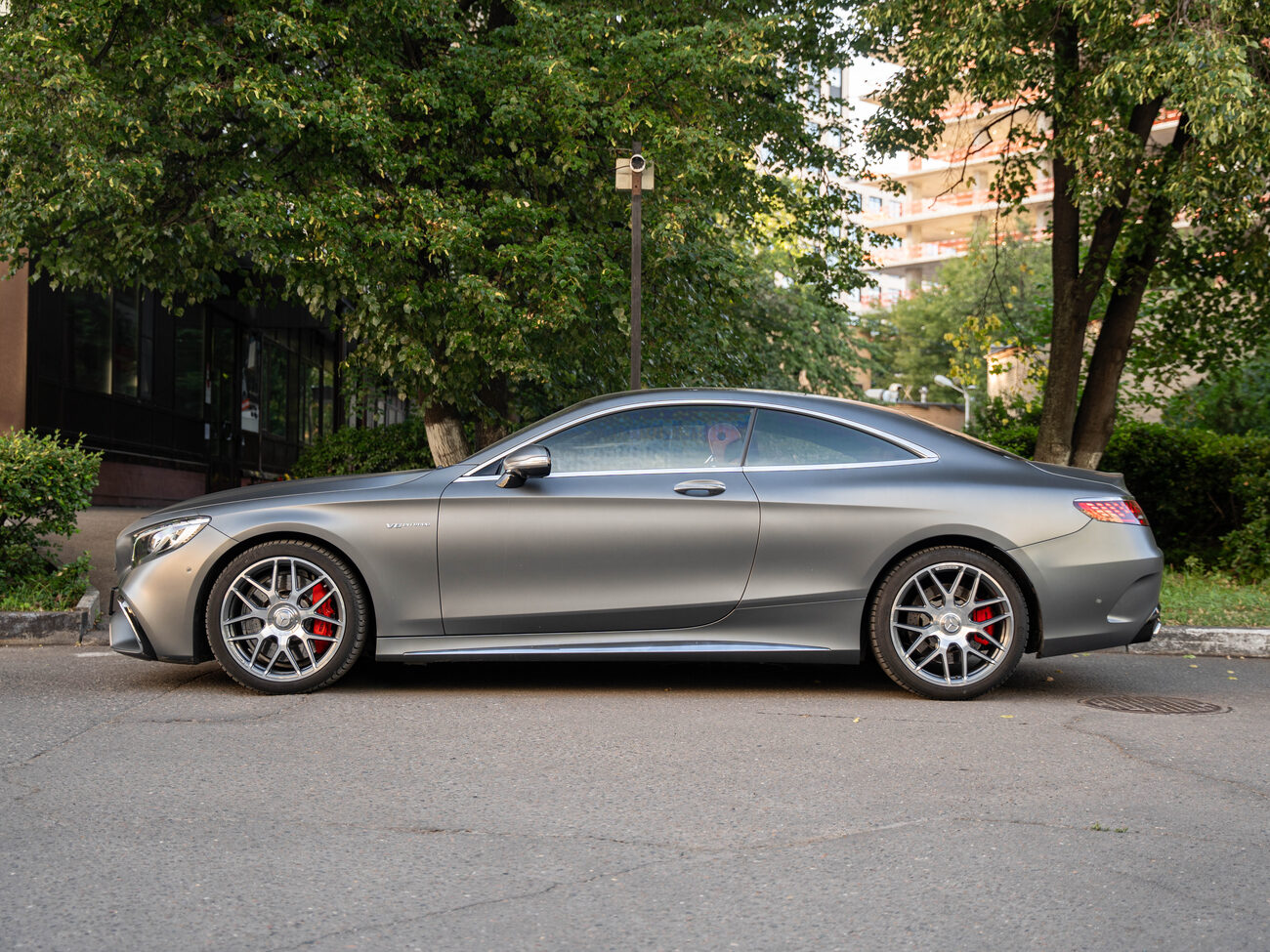 купить Mercedes-Benz S63 AMG 4MATIC+ Coupe  2018 серый в Москве
