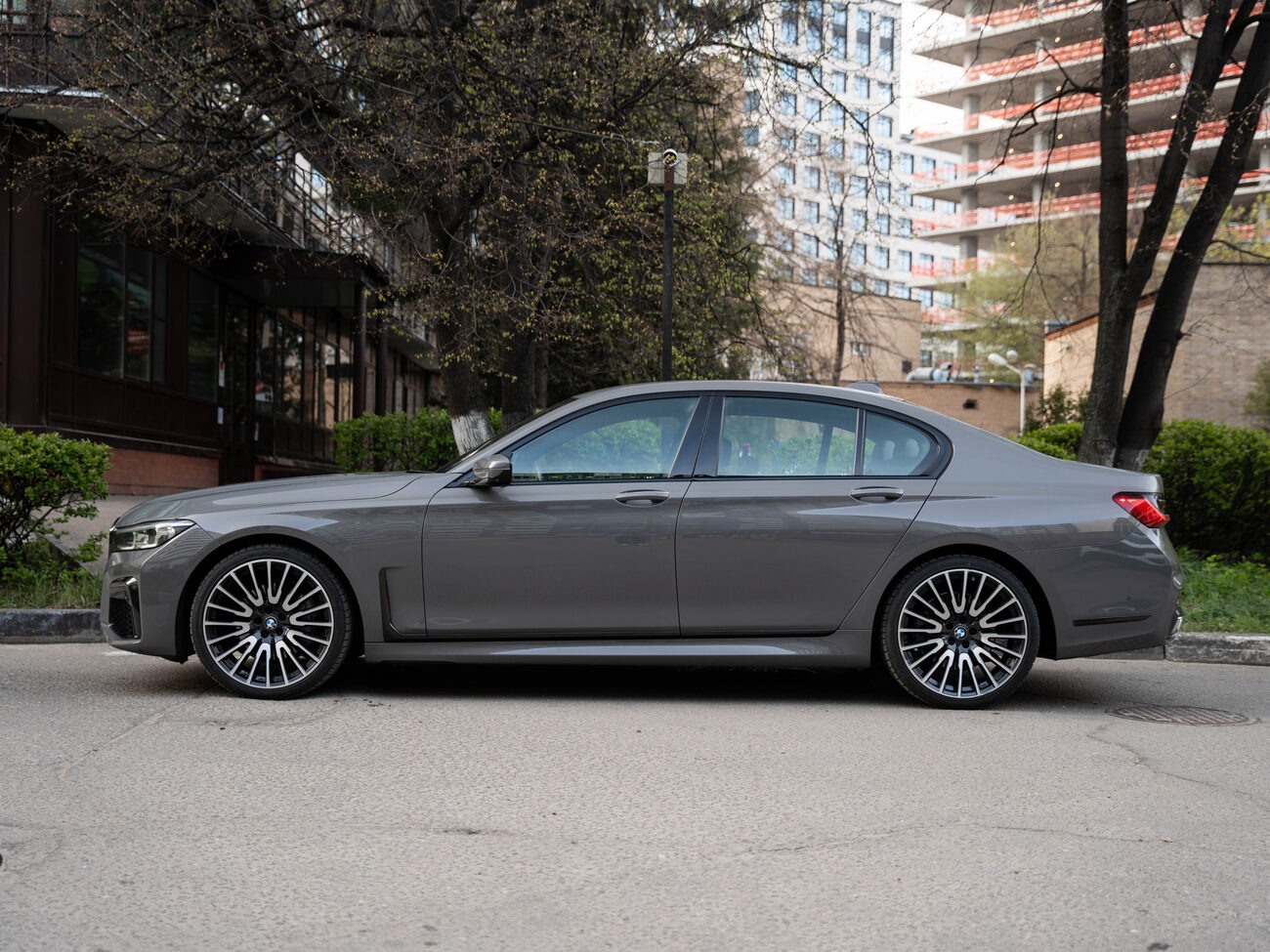 купить BMW 730D xDrive 2020 серый  в Москве