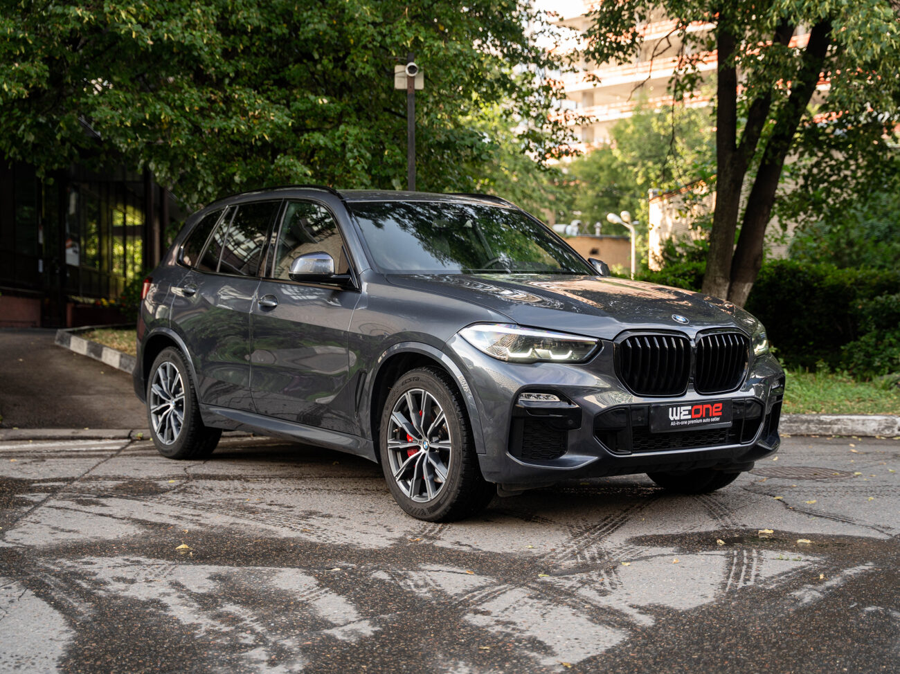 BMW X5 40i xDrive 2021 серый