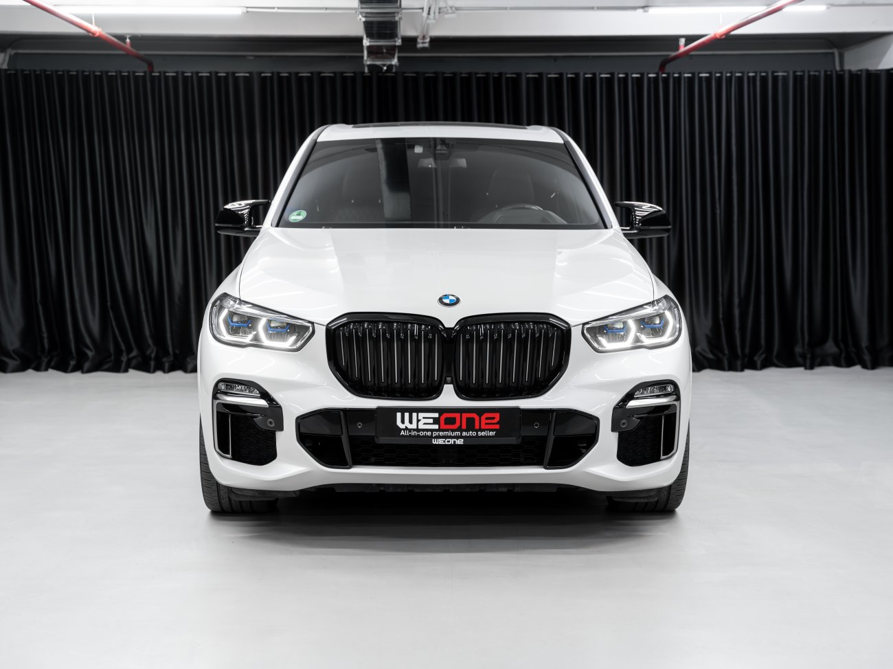 купить BMW X5 M50i 2020 белый в Москве