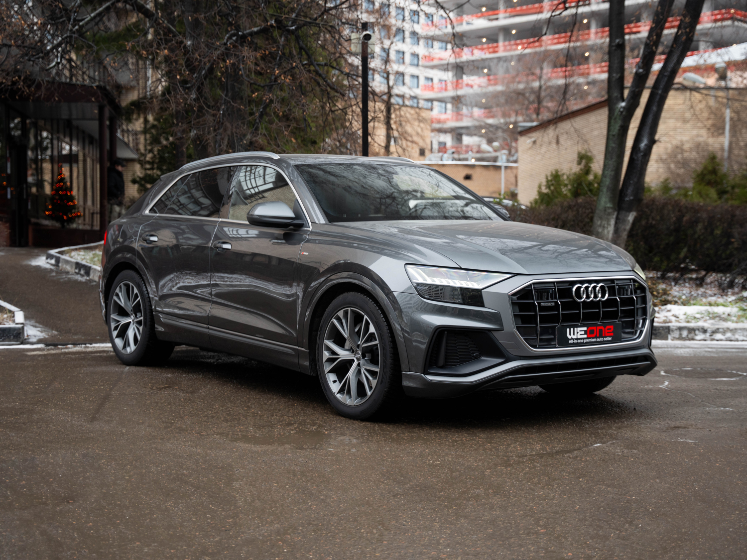 Audi Q8 2019 серый    