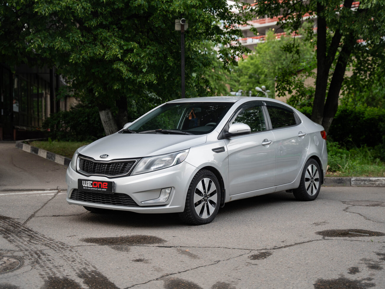 купить KIA RIO 2013  серебристый в Москве