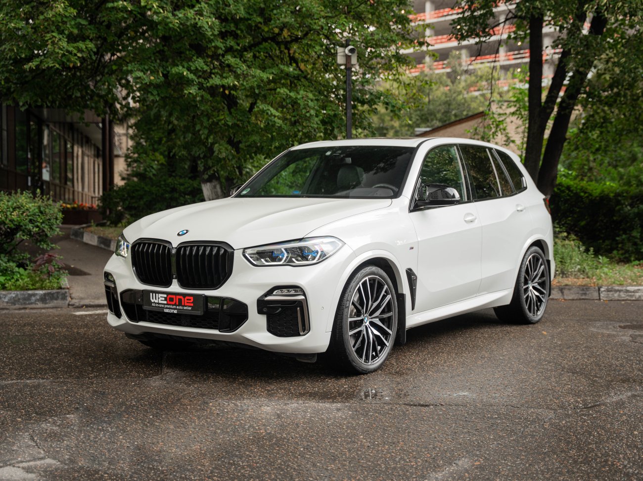 купить BMW X5 M50i 2020 белый в Москве
