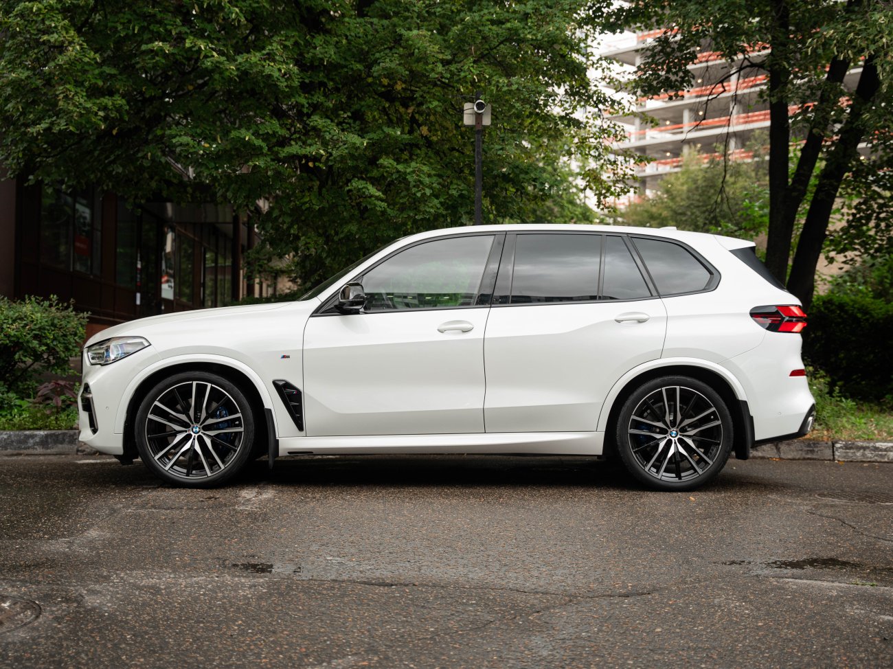 купить BMW X5 M50i 2020 белый в Москве