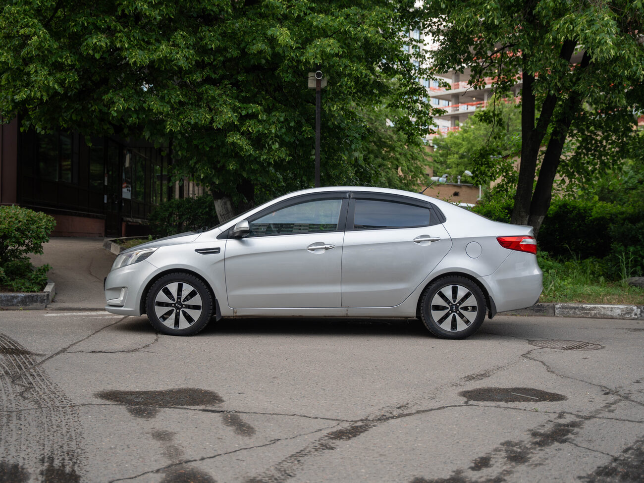 купить KIA RIO 2013  серебристый в Москве
