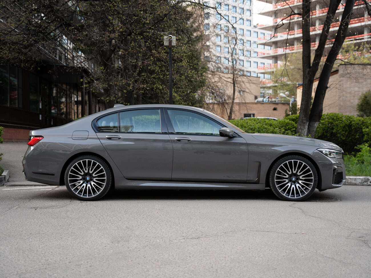 купить BMW 730D xDrive 2020 серый  в Москве