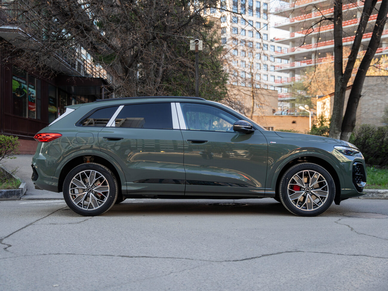 купить AUDI Q5L 2025 серо-зеленый в Москве