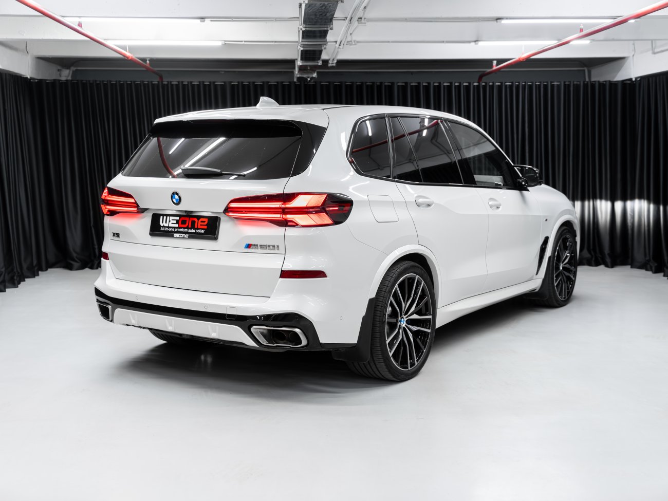 купить BMW X5 M50i 2020 белый в Москве