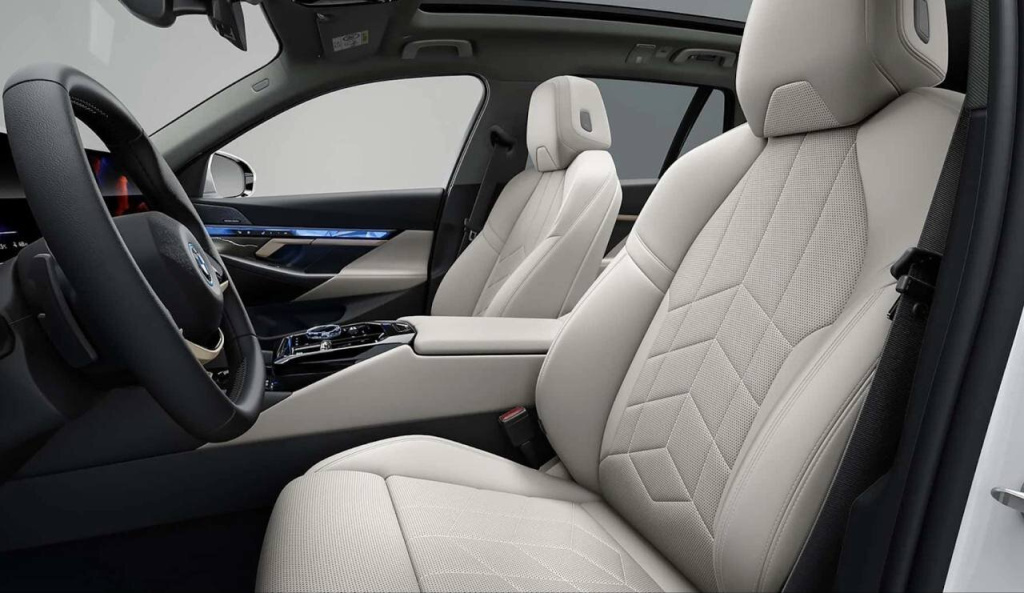 BMW представила новый универсал 5-Series Touring шестого поколения BMW представила новый универсал 5-Series Touring шестого поколения