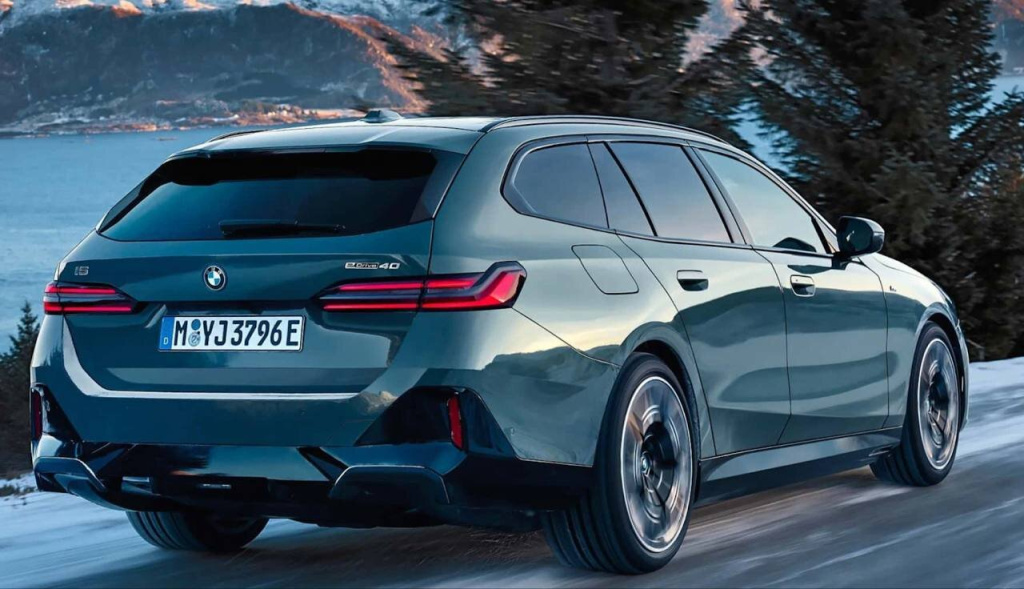 BMW представила новый универсал 5-Series Touring шестого поколения BMW представила новый универсал 5-Series Touring шестого поколения