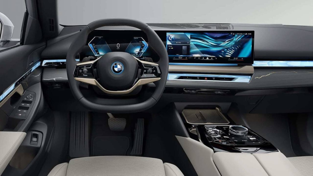 BMW представила новый универсал 5-Series Touring шестого поколения BMW представила новый универсал 5-Series Touring шестого поколения