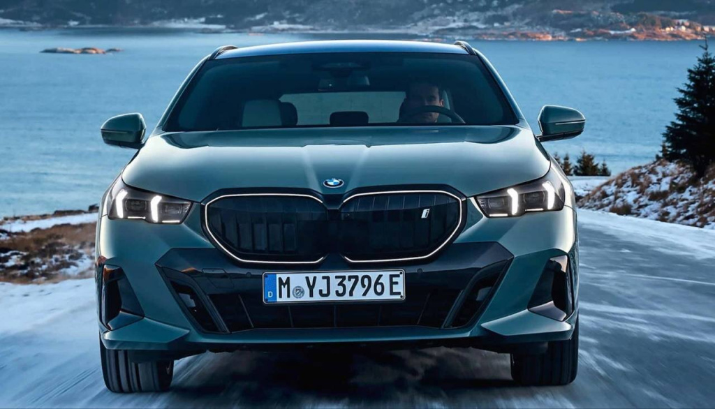 BMW представила новый универсал 5-Series Touring шестого поколения BMW представила новый универсал 5-Series Touring шестого поколения